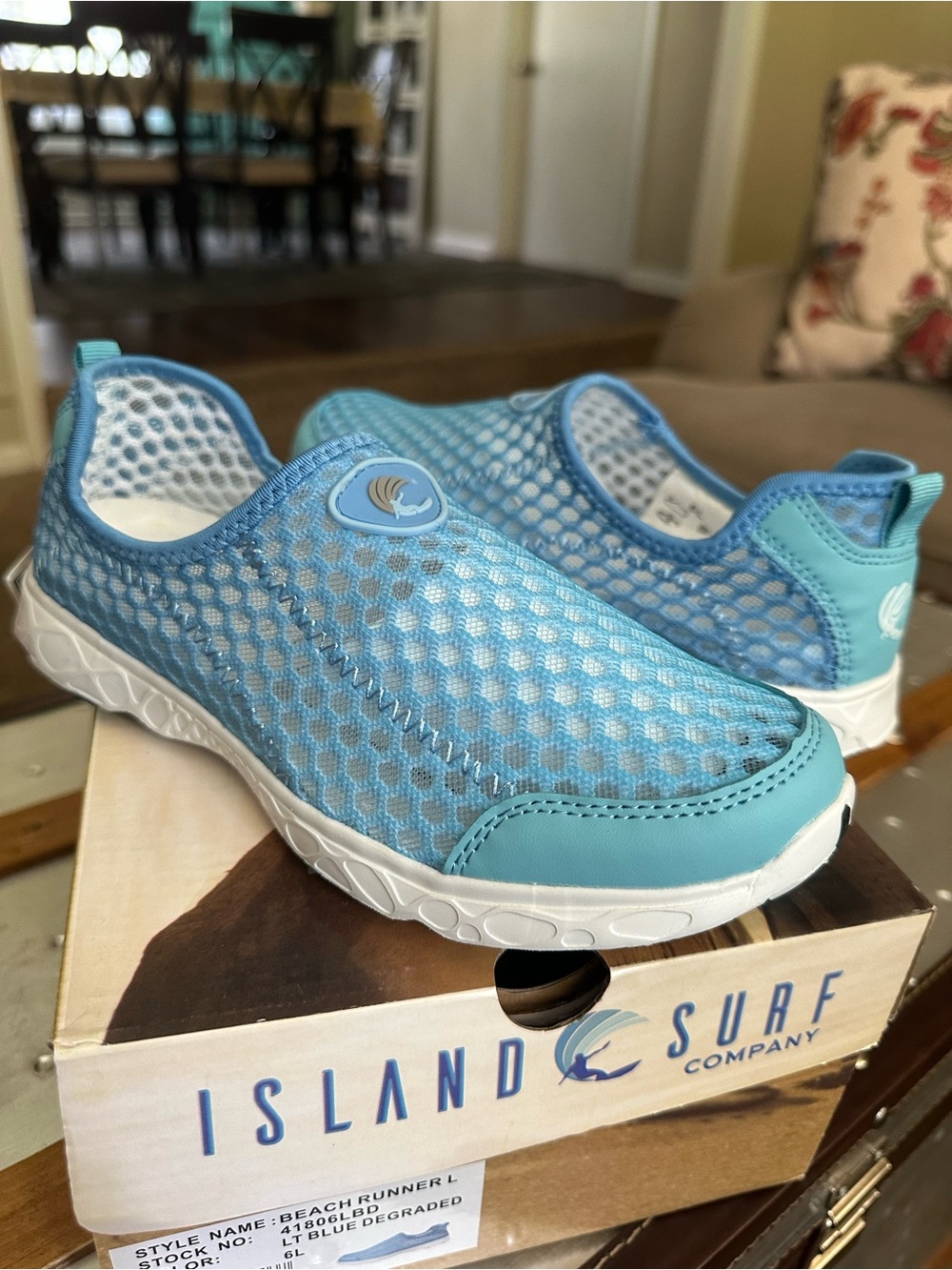 NWT Island Surf Co Beach Runner L Water Shoes Light Blue Mesh Size 6